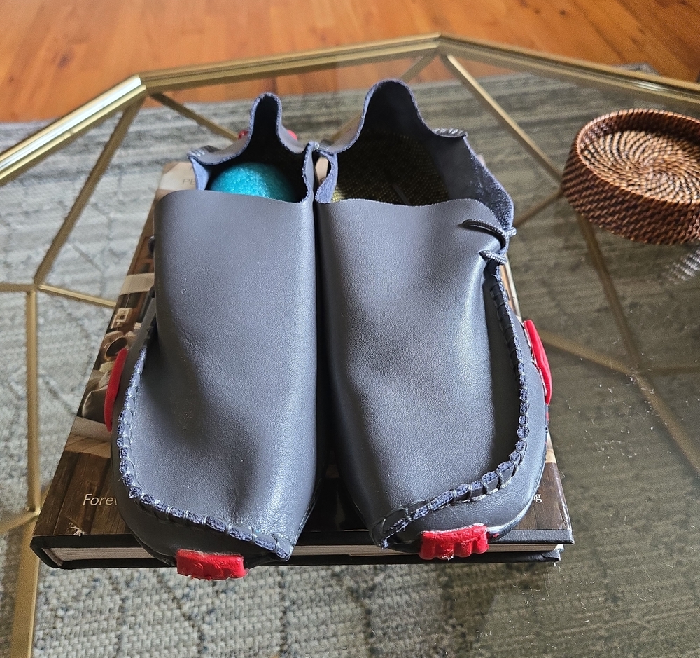 Source Unknown Gray Leather Slip-On Loafers with Red Accents